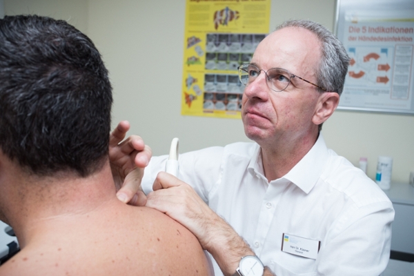 Arzt begutachtet Mann Arzt begutachtet Mann