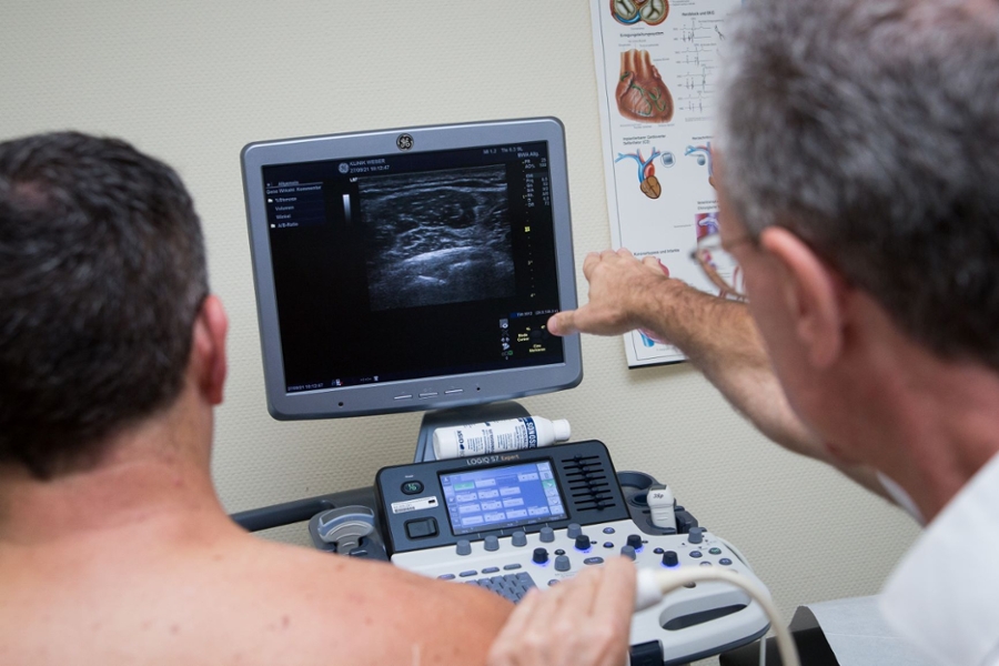 Arzt deutet auf einen Ultraschallmonitor