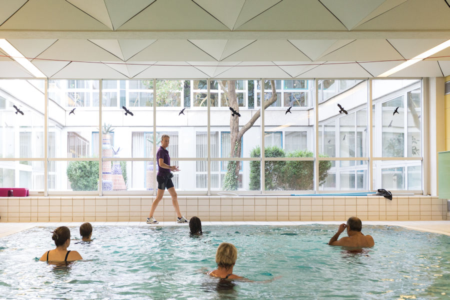 Schwimmbad mit Personen bei Übungen Schwimmbad mit Personen bei Übungen