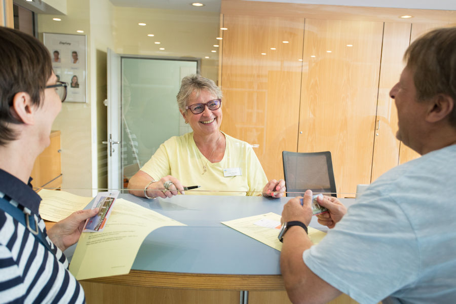 Zwei Personen unterhalten sich am Empfang Zwei Personen unterhalten sich am Empfang