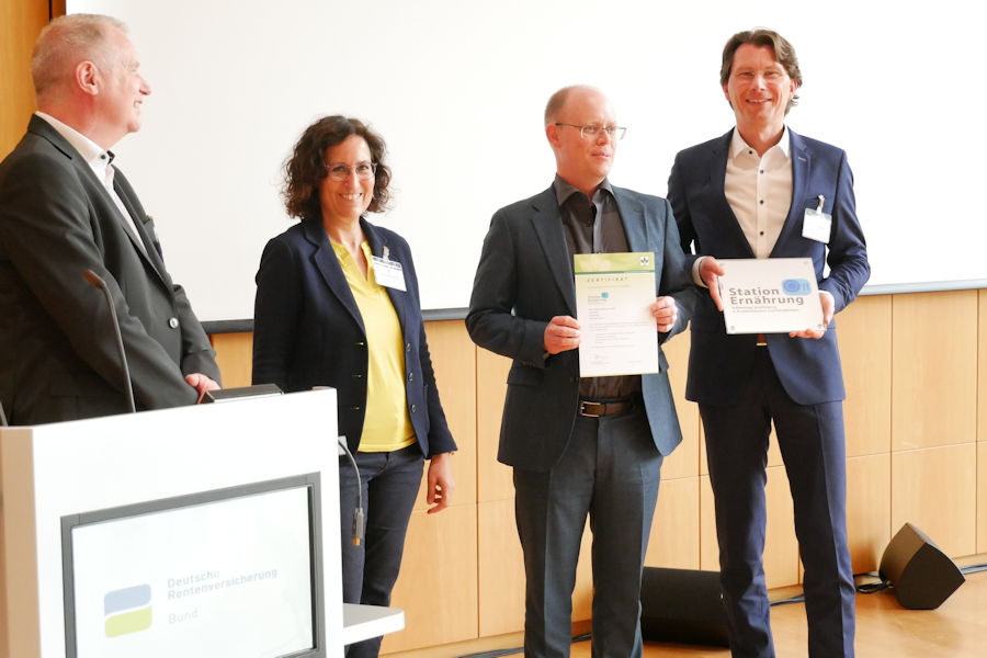 Übergabe des DGE-Zertifikats Übergabe des DGE-Zertifikats