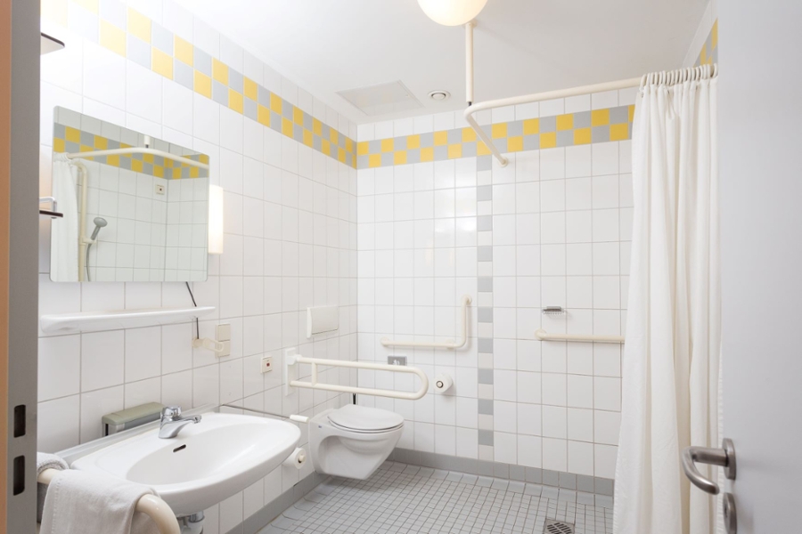 Barrierefreies Duschbad mit Haltegriffen Barrierefreies Duschbad mit Haltegriffen