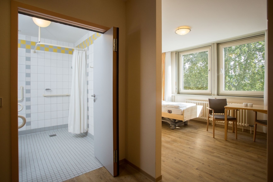 Barrierefreies Zimmer mit Bett und Badezimmer  Barrierefreies Zimmer mit Bett und Badezimmer