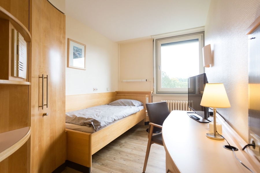 Zimmer mit Bett, Schrank und Schreibtisch Zimmer mit Bett, Schrank und Schreibtisch